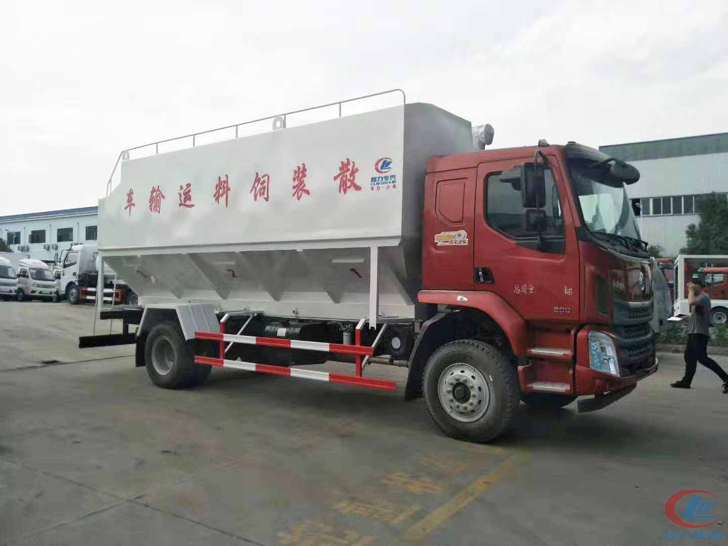 尊龙凯时集团柳汽乘龙散装饲料运输车侧面图
